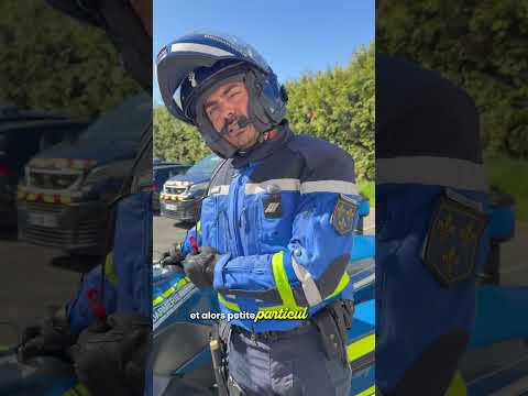 LE MATÉRIEL D'UN MOTOCYCLISTE DE LA GENDARMERIE thumbnail