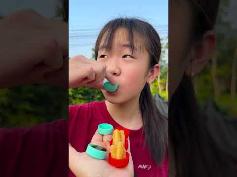 Cô bé ngoan ngoãn ăn kẹo cầu vồng và uống Coca-Cola rất ngon miệng. #vui #kẹo #thứcăn #dễthương thumbnail
