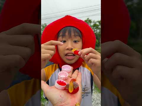 Cô bé ngoan ngoãn ăn kẹo cầu vồng và uống Coca-Cola rất ngon miệng. #vui #kẹo #thứcăn #dễthương thumbnail