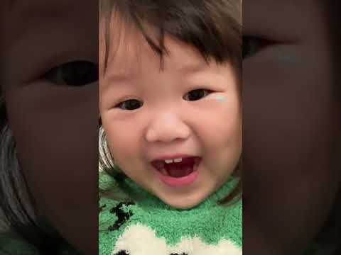 女儿想要很久的化妆品，送给她看看她什么反应？哈哈哈 #宝爸带娃  #看一遍笑一遍  #人类幼崽  #露兮粑粑 thumbnail