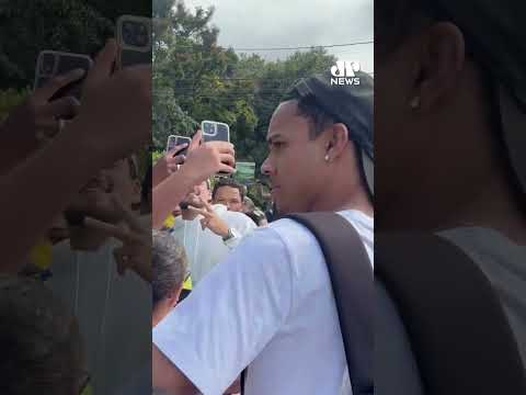 Torcida cerca CT da Seleção na véspera de amistoso contra Panamá #shorts thumbnail