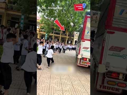 Vì sao chiếc xe tải bị học sinh vây kín trong sân trường: ? #shorts thumbnail