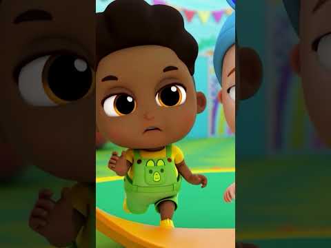 On s'amuse au terrain de jeu ! #littleangelfrançais #bébélouis #jouer thumbnail