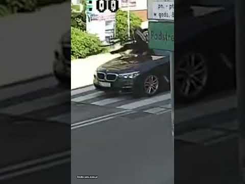 ROWERZYSTA WJECHAŁ W ROZPĘDZONE AUTO thumbnail