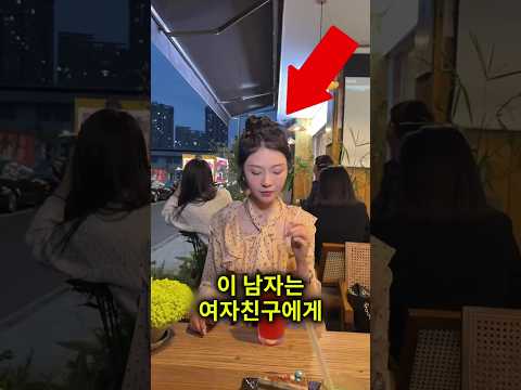 소녀는 선물을 받자마자 눈물을 터트렸어요 thumbnail