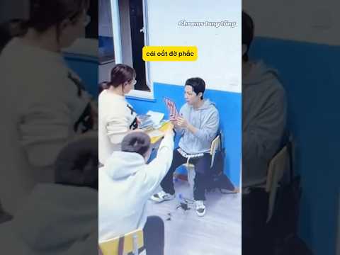 Cô giáo kiểm tra tóc tai thumbnail