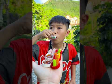 Cô bé ngoan ngoãn ăn kẹo cầu vồng và uống Coca-Cola rất ngon miệng. #vui #kẹo #thứcăn #dễthương thumbnail