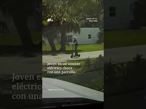Joven en scooter ignora el alto y choca contra una patrulla thumbnail