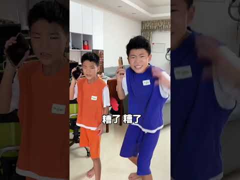 放长假了，爸爸哄孩子们去上补习课，孩子不同意，结果…#家庭搞笑 #亲子押韵 #父痴子笑歌 #不扫兴的爸爸妈妈 #温馨的家庭时刻 thumbnail