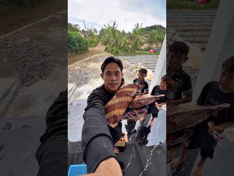 Tuker kado isinya baju pocong#shorts #minivlog #bocilwargads #maspreman thumbnail