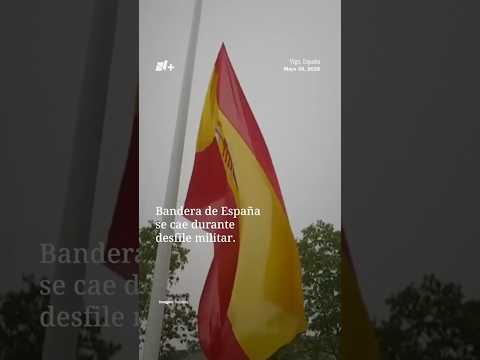 Bandera de España se cae durante desfile militar thumbnail