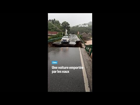 Chine : une voiture emportée par les eaux après l'effondrement d'un pont thumbnail