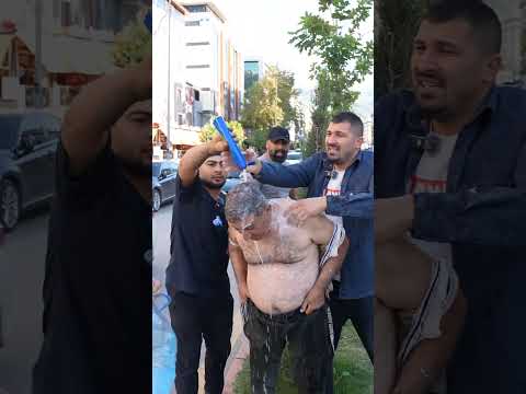 Sokakta banyo yaptı thumbnail
