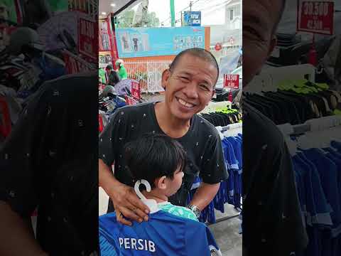Siapa Yg Mw Beli Jersey Persib? Papa Kaget Ara Mw Mlh Pilih Yg Kecil Utk Dedek. Aku Yg Mna Pa 👕🤷‍♂️ thumbnail