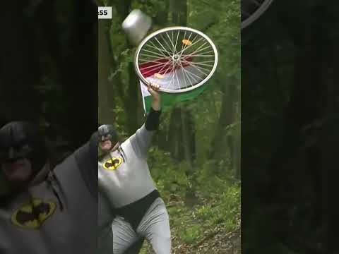 Batman y Spiderman se dieron el tiempo de apoyar a los ciclistas profesionales en el Tour de Hungría thumbnail