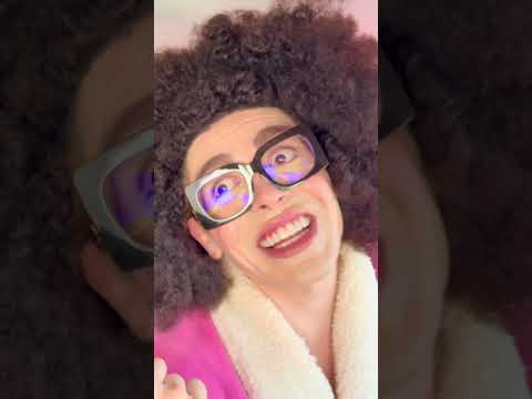 cómo cuando tú Mamá le dice una mala palabra a la profesora #shorts #comedia #humor thumbnail