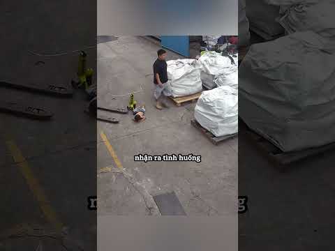 Người cha biết đứa trẻ nào cần được ưu tiên thumbnail