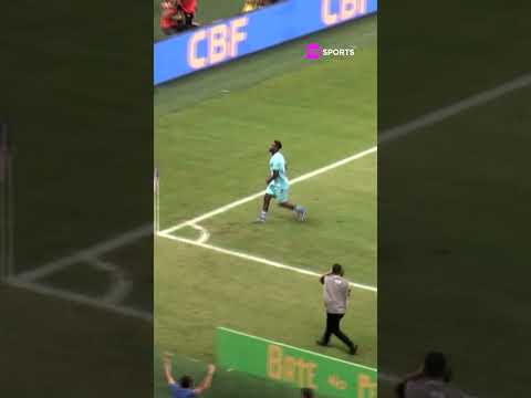 IMPOSSÍVEL SER MAIS NO CANTO! A BOLA DE VITINHO BEIJOU A TRAVE E MORREU DENTRO DO GOL #shorts thumbnail