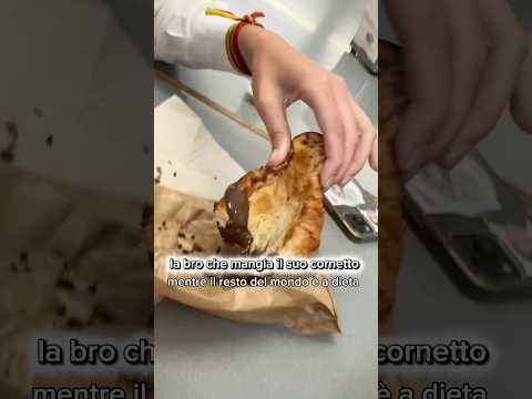 La mia amica che fa colazione alle 13 al bar mentre tutti siamo a Dieta thumbnail