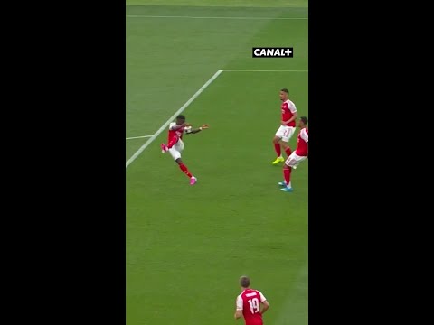 La main de Bukayo Saka dans la surface 👀 thumbnail