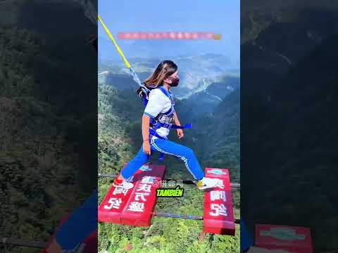¡Ella lo retó a cruzar un puente roto… y lo que pasó después fue una locura! 😱🌉💨 thumbnail