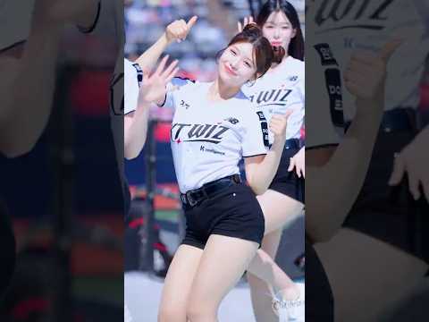 볼살까지 귀여워 Hit Me 아웃송 김가현 치어리더 Kim Gahyun 金佳賢 cheerleader ktwiz thumbnail