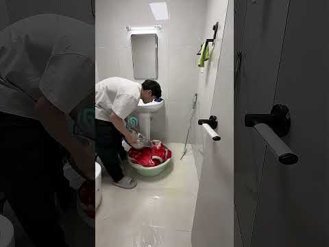 هذا الولد وقع ماء على سرير امه بالغلط !! #shorts thumbnail