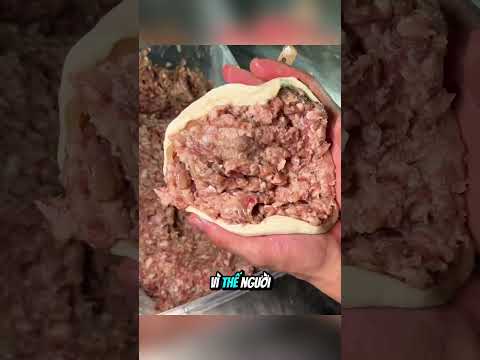 Người đàn ông nhồi nhân khổng lồ vào bánh nhỏ #shorts thumbnail