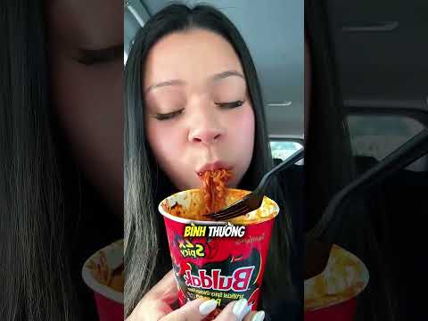 Vì sao họ lại dùng kéo cắt mì như vậy ? 😳 thumbnail