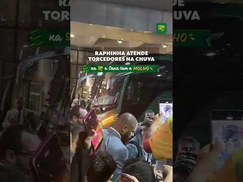 RAPHINHA ATENDE TORCEDORES NA CHUVA | #shorts | ge tv thumbnail
