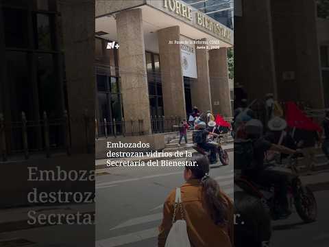 Embozados destrozan vidrios de la Secretaría del Bienestar en Mega Marcha del CNTE thumbnail