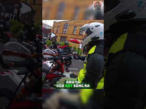 Biker giúp anh ta có một công việc mới! @JIGSAWSTUNTZ     #shorts thumbnail