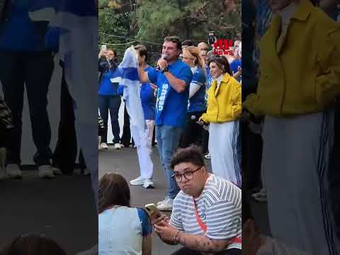 Cantando, Flávio levanta bandeira de Israel e pede oração para Jair Bolsonaro #Shorts thumbnail