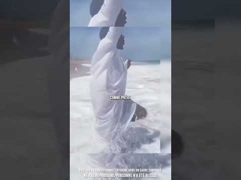 😳 Ce prêtre autoproclamé a voulu séparer l’océan… thumbnail