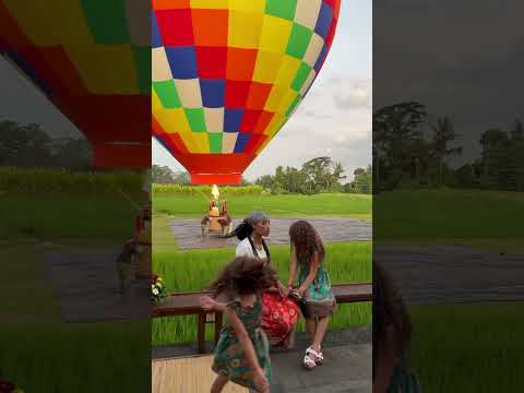 مين عندو الجرأة يطلع بالمنطاد😱 #اكسبلور #viralvideo #hotairballoon #balishorts #shortvideo #trend thumbnail