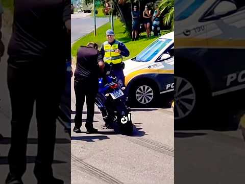 رجال شرطة غير منتبهين ومخالف دراجة نارية thumbnail
