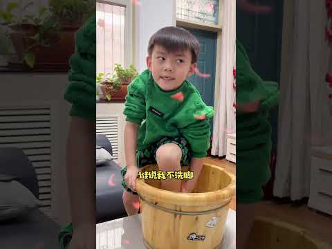 张三坑还真是平等的对待每一个人！#家庭搞笑 #熊孩子 thumbnail