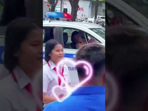 Ấm áp khoảnh khắc CSGT đưa thí sinh đến đúng địa điểm thi trong 3 phút | VTV24 thumbnail