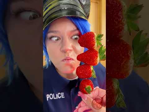 تجربة مكياج الفراولة: سحر لون الشفاه! #shorts thumbnail