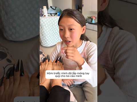 Cô gái đeo móng chân quỷ cho bà thumbnail