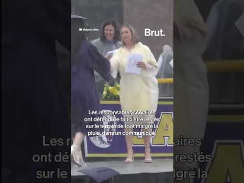 Des lycéens reçoivent leur diplôme sous une pluie torrentielle, aux États-Unis. thumbnail