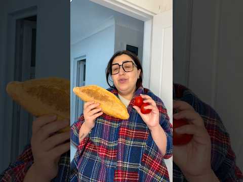 Annem bizi kandırıp kendisi güzel yemek yerken yakalandı😡😶‍🌫️ #shortvideo thumbnail