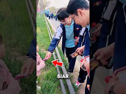 Gadis Imut ini Niat Nunggu Kakaknya di Pinggir Jalan… Tapi Malah Pulang Bawa Banyak Coklat 🍫 thumbnail