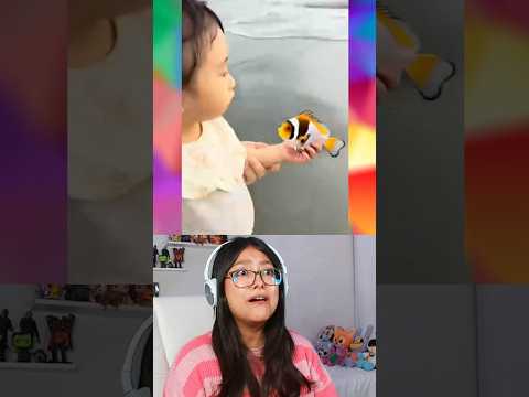 BEBÉ TIERNA RESCATA A SU PEZ EN EL MAR @twinklecouple6 #curiosidades #humor thumbnail