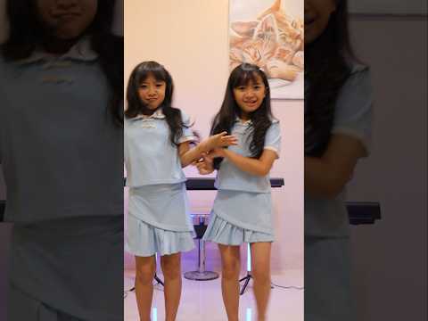 Tunggu Tunggu Tunggu🤫 Ada Trends nih😄 #kembar #jogetviral #trends #twins #shorts thumbnail