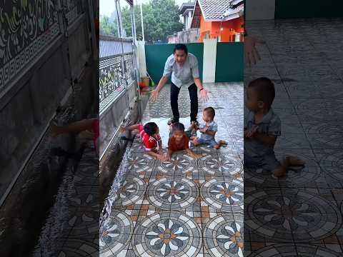 Ayah nyari abidzar,ajmal,abyan.ternyata lagi main genangan air hujan thumbnail