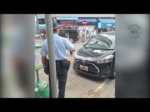 直擊 - 新墟街市￼違泊司機掛住玩手機 俾人抄緊牌都唔知😂 thumbnail