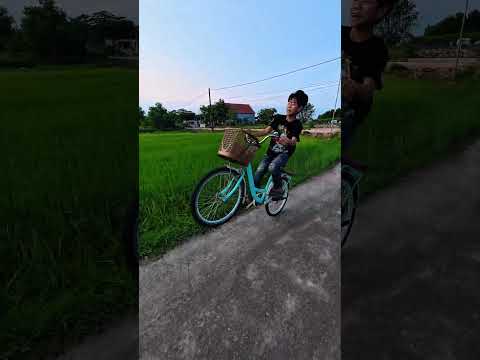 Búp măng non tập đi xe đạp bốc đầu hài hước  #shorts thumbnail