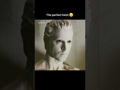 #HrithikRoshan Pulls Off An EPIC Heist & No One KNOWS 🤯 #Dhoom2 #ActionThriller thumbnail