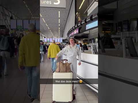 Raar mens hoor… ze had te veel spullen mee🤯 #grappig  #sound #vakantie thumbnail